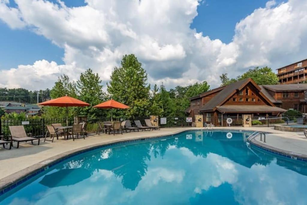 2 Miles From Dollywood Family Resort With Seasonal Outdoor Swimming Pool, Year Around Heated Indoor Swimming Pool, Townhome Style Cabin, Private Hot Tub, Arcade, Tv, Wifi, Kitchen With Refrigerator, Washer And Dryer Pigeon Forge Eksteriør bilde