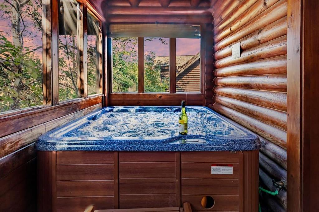 2 Miles From Dollywood Family Resort With Seasonal Outdoor Swimming Pool, Year Around Heated Indoor Swimming Pool, Townhome Style Cabin, Private Hot Tub, Arcade, Tv, Wifi, Kitchen With Refrigerator, Washer And Dryer Pigeon Forge Eksteriør bilde