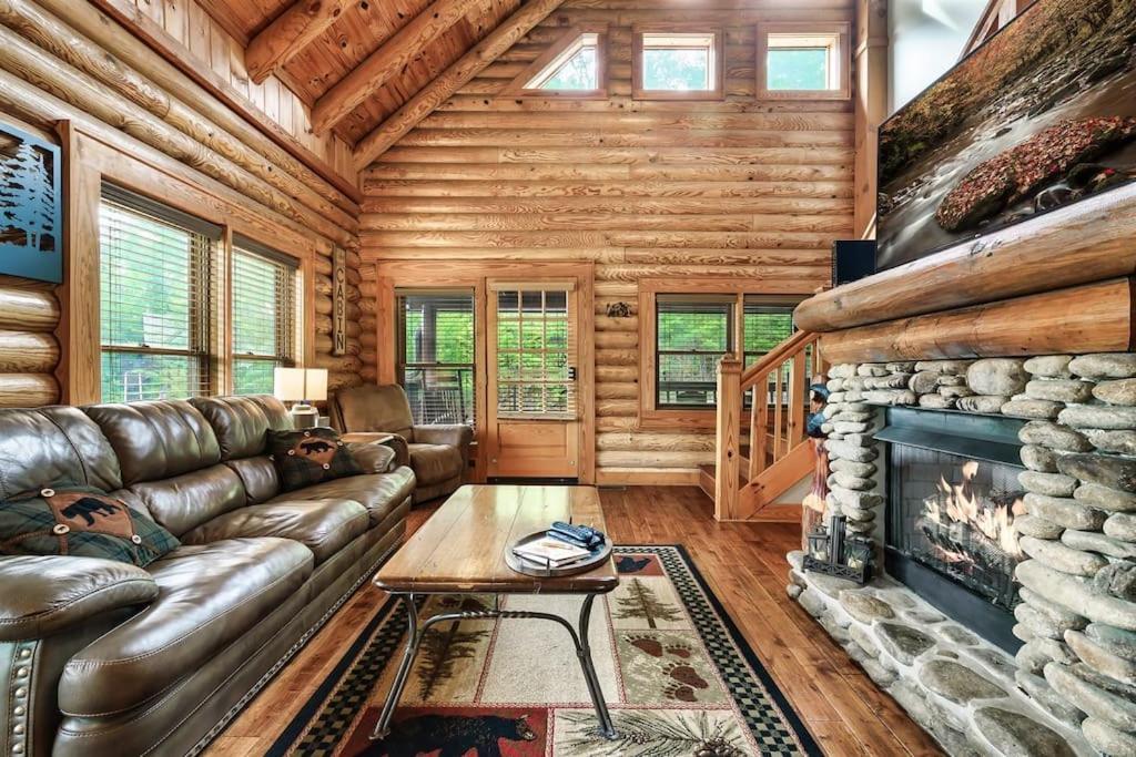 2 Miles From Dollywood Family Resort With Seasonal Outdoor Swimming Pool, Year Around Heated Indoor Swimming Pool, Townhome Style Cabin, Private Hot Tub, Arcade, Tv, Wifi, Kitchen With Refrigerator, Washer And Dryer Pigeon Forge Eksteriør bilde