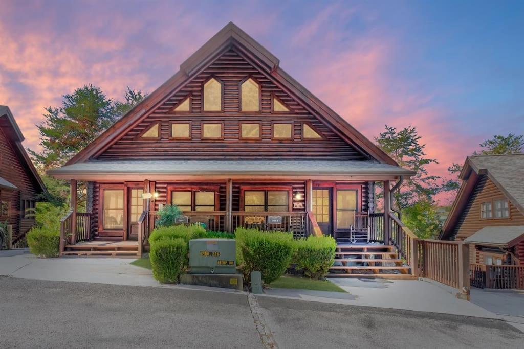 2 Miles From Dollywood Family Resort With Seasonal Outdoor Swimming Pool, Year Around Heated Indoor Swimming Pool, Townhome Style Cabin, Private Hot Tub, Arcade, Tv, Wifi, Kitchen With Refrigerator, Washer And Dryer Pigeon Forge Eksteriør bilde