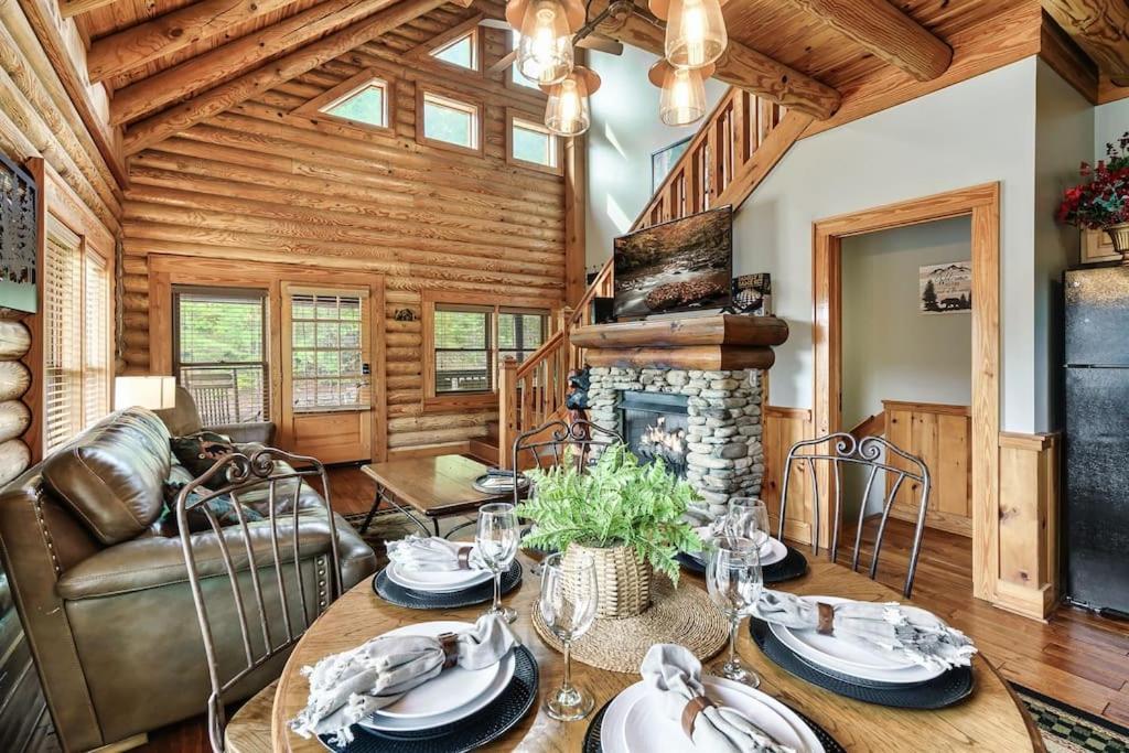 2 Miles From Dollywood Family Resort With Seasonal Outdoor Swimming Pool, Year Around Heated Indoor Swimming Pool, Townhome Style Cabin, Private Hot Tub, Arcade, Tv, Wifi, Kitchen With Refrigerator, Washer And Dryer Pigeon Forge Eksteriør bilde