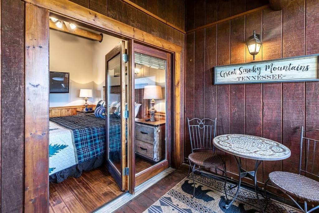 2 Miles From Dollywood Family Resort With Seasonal Outdoor Swimming Pool, Year Around Heated Indoor Swimming Pool, Townhome Style Cabin, Private Hot Tub, Arcade, Tv, Wifi, Kitchen With Refrigerator, Washer And Dryer Pigeon Forge Eksteriør bilde