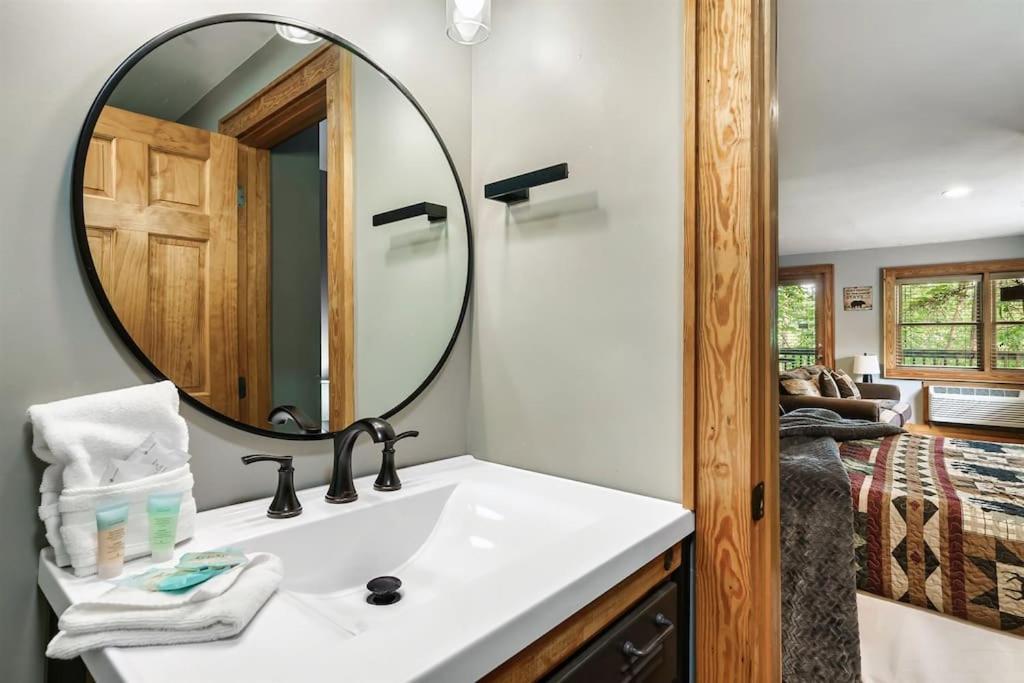 2 Miles From Dollywood Family Resort With Seasonal Outdoor Swimming Pool, Year Around Heated Indoor Swimming Pool, Townhome Style Cabin, Private Hot Tub, Arcade, Tv, Wifi, Kitchen With Refrigerator, Washer And Dryer Pigeon Forge Eksteriør bilde