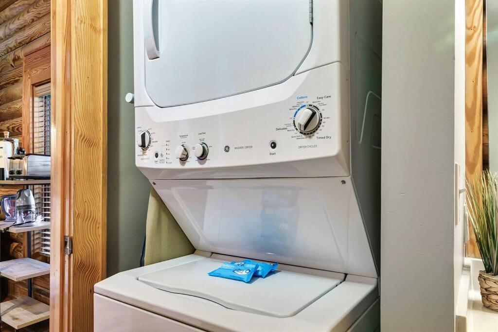 2 Miles From Dollywood Family Resort With Seasonal Outdoor Swimming Pool, Year Around Heated Indoor Swimming Pool, Townhome Style Cabin, Private Hot Tub, Arcade, Tv, Wifi, Kitchen With Refrigerator, Washer And Dryer Pigeon Forge Eksteriør bilde