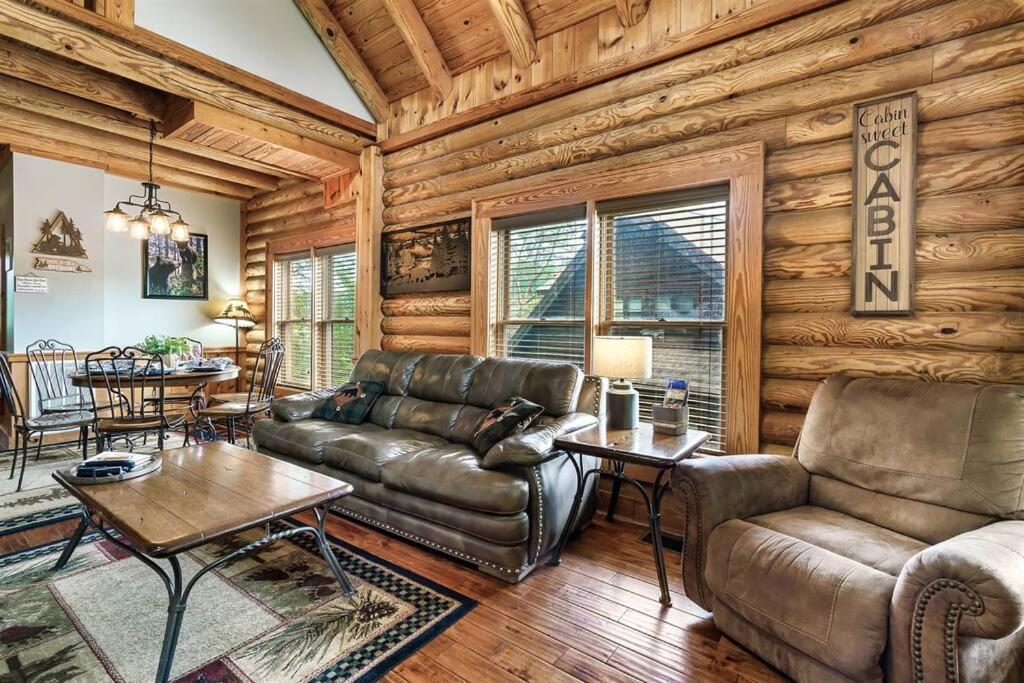 2 Miles From Dollywood Family Resort With Seasonal Outdoor Swimming Pool, Year Around Heated Indoor Swimming Pool, Townhome Style Cabin, Private Hot Tub, Arcade, Tv, Wifi, Kitchen With Refrigerator, Washer And Dryer Pigeon Forge Eksteriør bilde