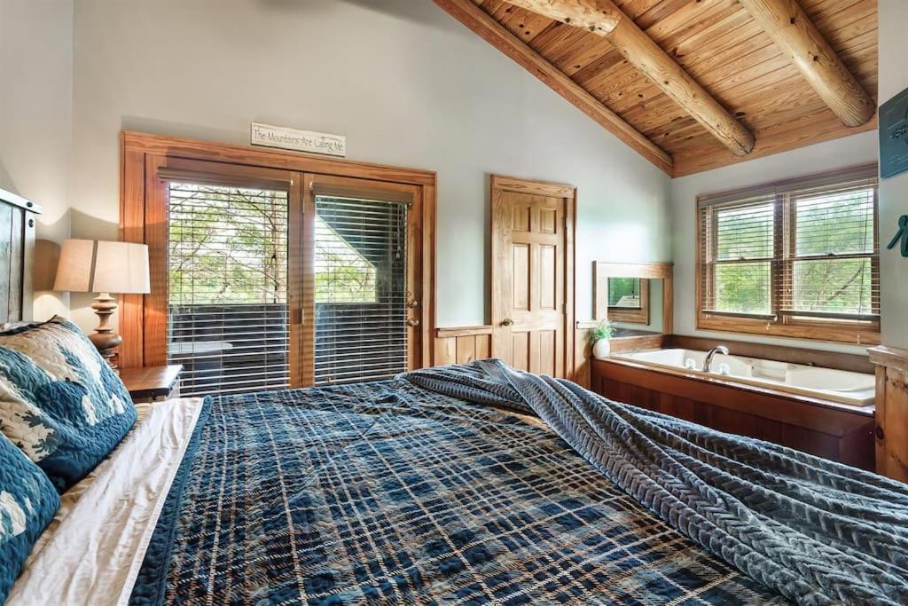 2 Miles From Dollywood Family Resort With Seasonal Outdoor Swimming Pool, Year Around Heated Indoor Swimming Pool, Townhome Style Cabin, Private Hot Tub, Arcade, Tv, Wifi, Kitchen With Refrigerator, Washer And Dryer Pigeon Forge Eksteriør bilde