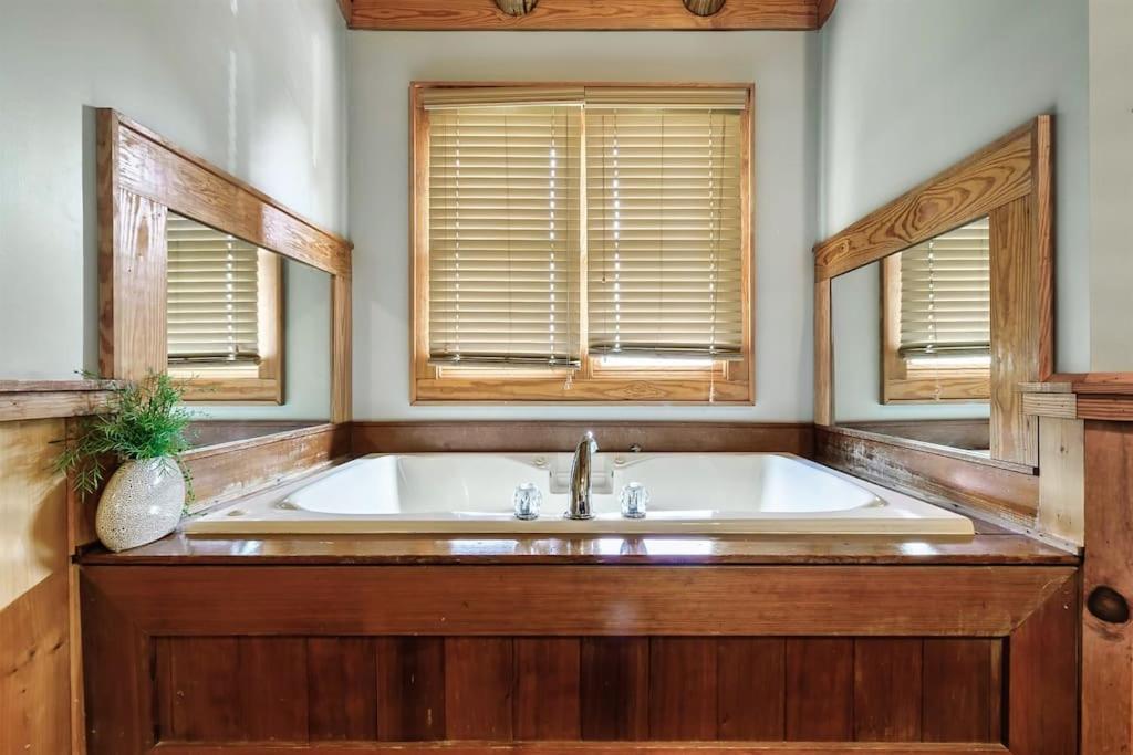 2 Miles From Dollywood Family Resort With Seasonal Outdoor Swimming Pool, Year Around Heated Indoor Swimming Pool, Townhome Style Cabin, Private Hot Tub, Arcade, Tv, Wifi, Kitchen With Refrigerator, Washer And Dryer Pigeon Forge Eksteriør bilde