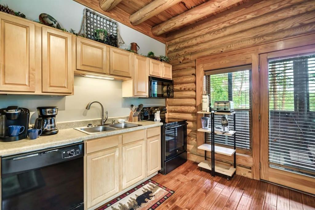 2 Miles From Dollywood Family Resort With Seasonal Outdoor Swimming Pool, Year Around Heated Indoor Swimming Pool, Townhome Style Cabin, Private Hot Tub, Arcade, Tv, Wifi, Kitchen With Refrigerator, Washer And Dryer Pigeon Forge Eksteriør bilde