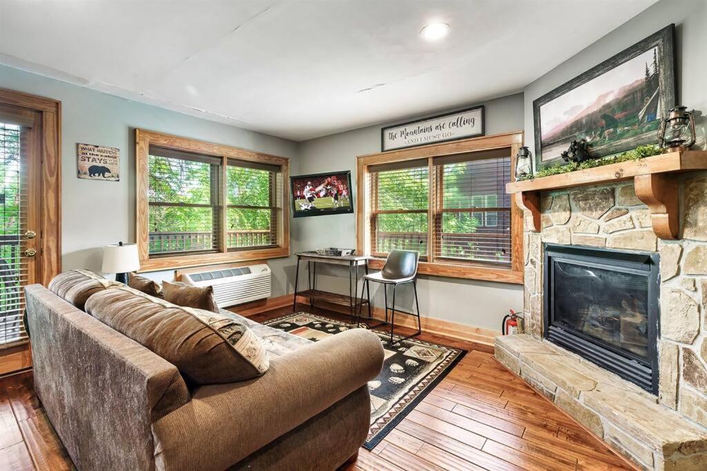 2 Miles From Dollywood Family Resort With Seasonal Outdoor Swimming Pool, Year Around Heated Indoor Swimming Pool, Townhome Style Cabin, Private Hot Tub, Arcade, Tv, Wifi, Kitchen With Refrigerator, Washer And Dryer Pigeon Forge Eksteriør bilde
